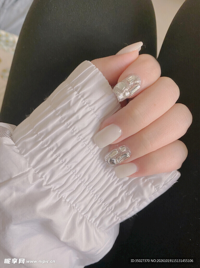 温柔裸色碎钻美甲