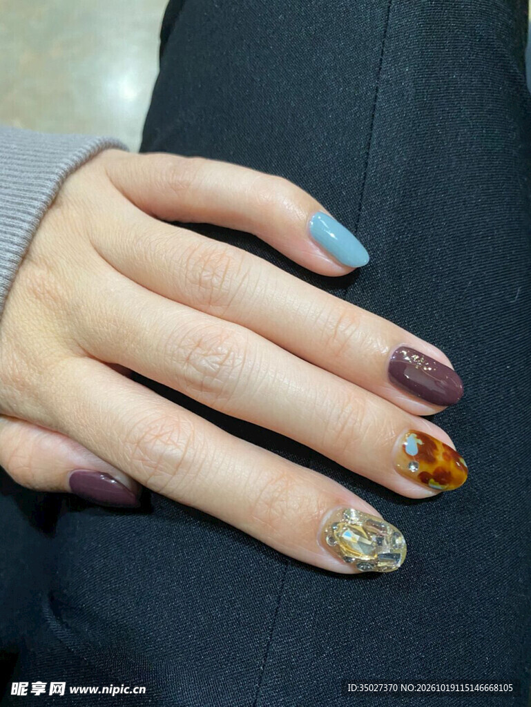 时尚多色美甲手部特写
