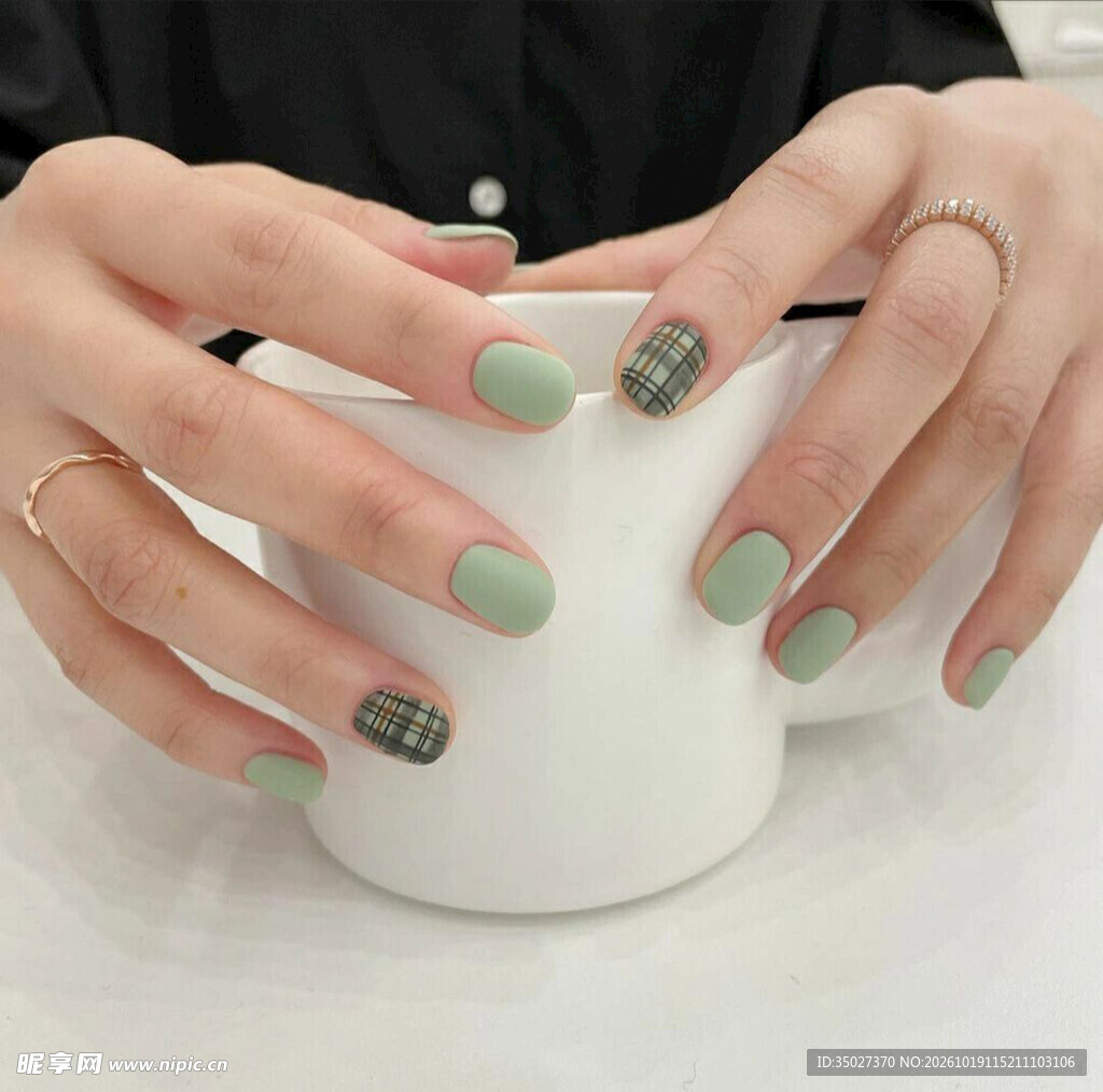 清新抹茶绿美甲