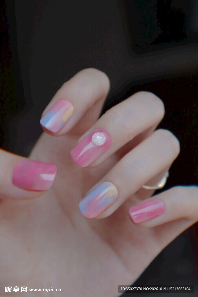 粉系炫彩美甲特写