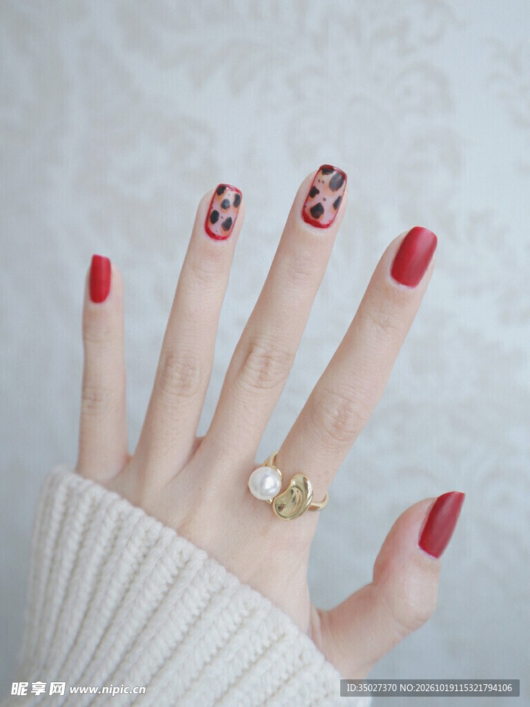红格纹美甲手部特写
