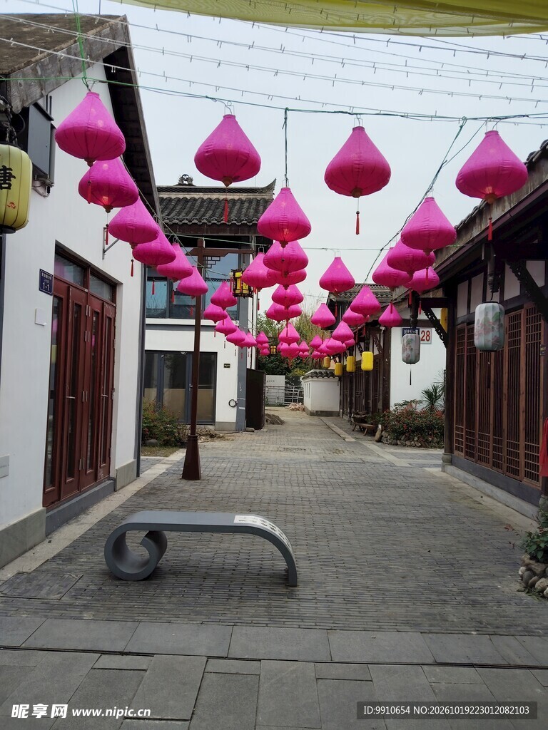 中式古街红灯笼街景