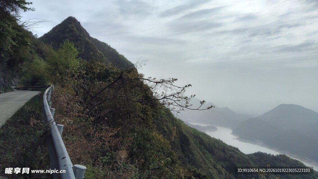 山间盘山公路云雾山景