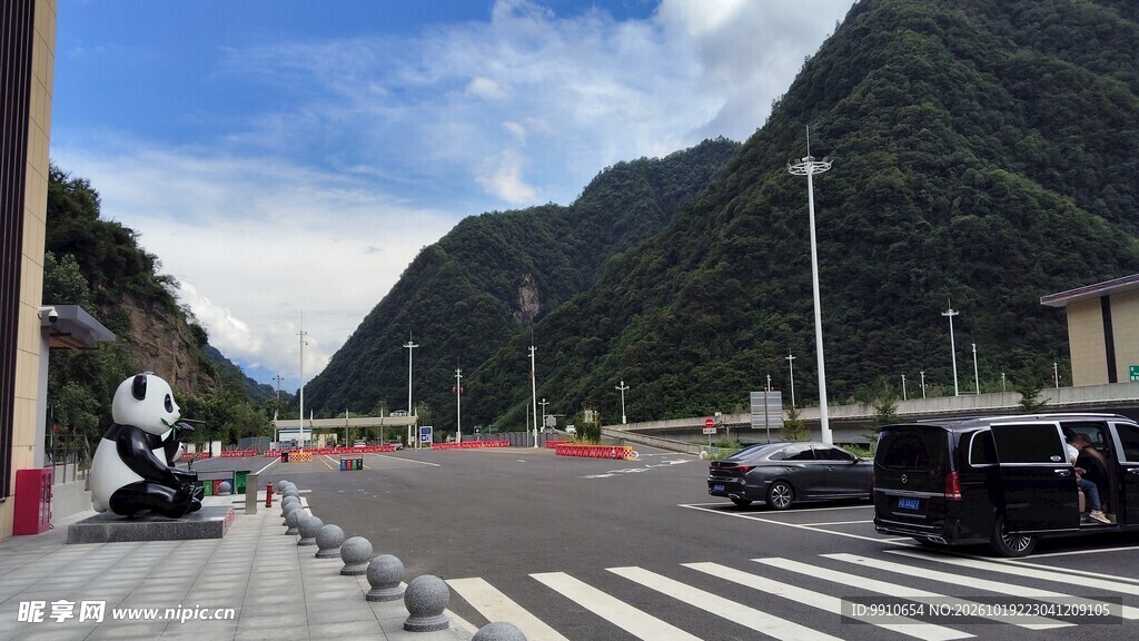 山间公路熊猫雕塑街景