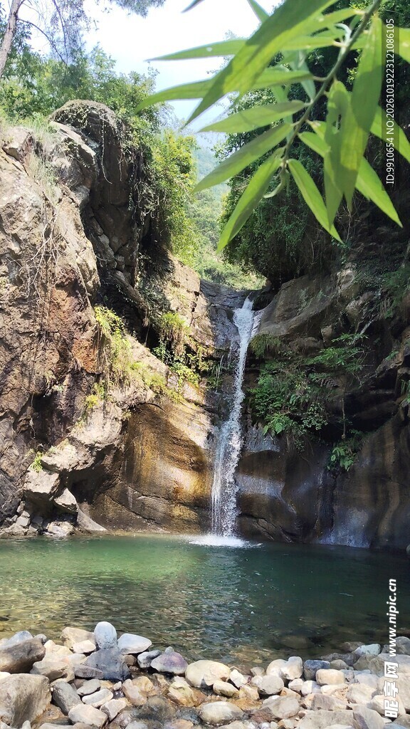 山涧小瀑布碧潭景观