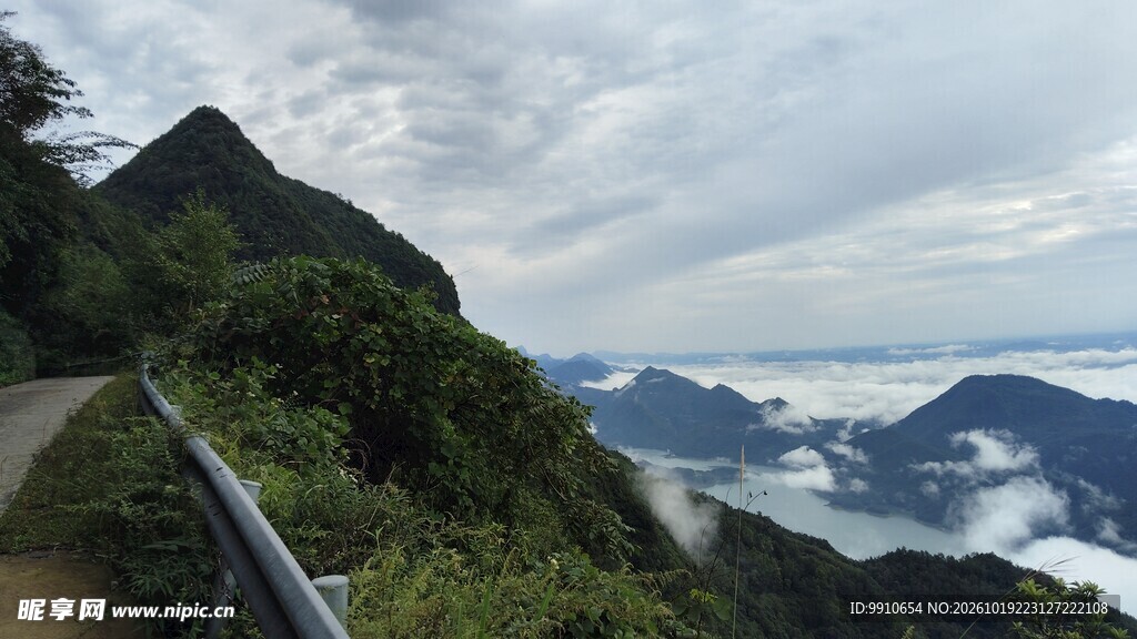 山间公路云海风光