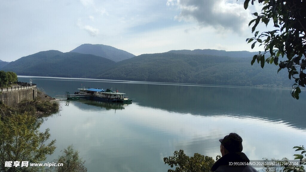 湖畔远眺湖山风光