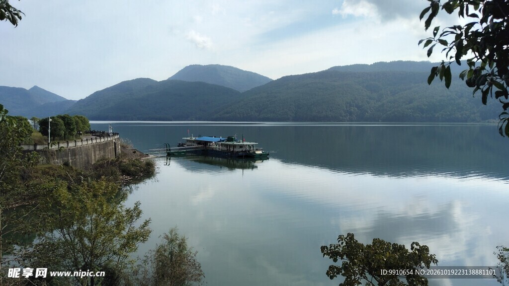 湖畔山水静谧风光
