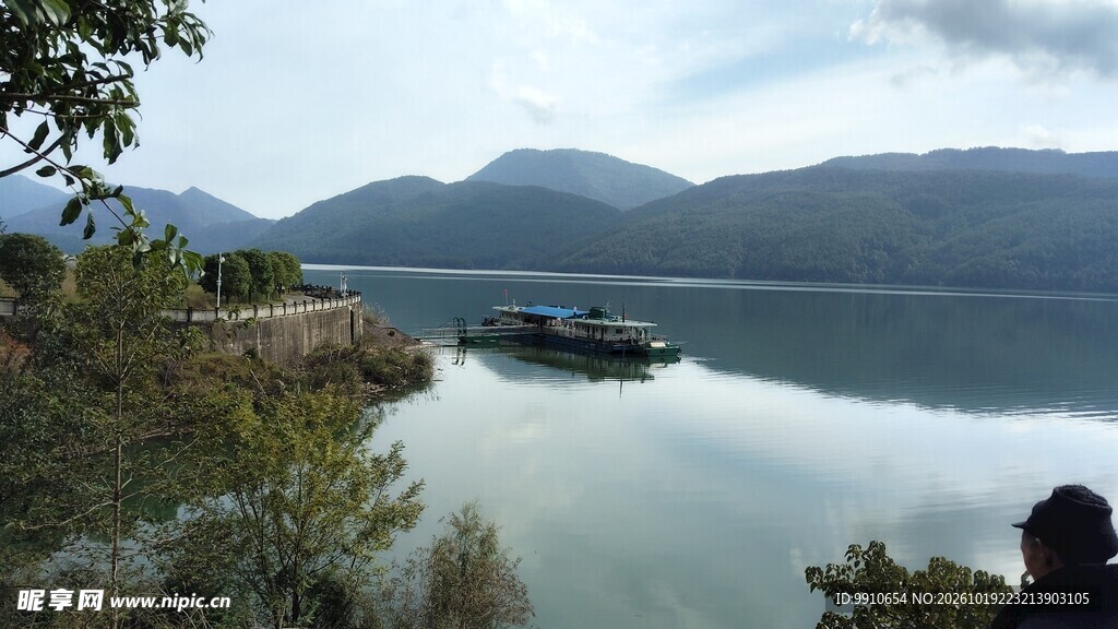 湖畔远山自然风景