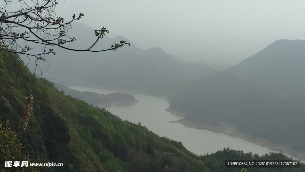 雾中江河山野风光