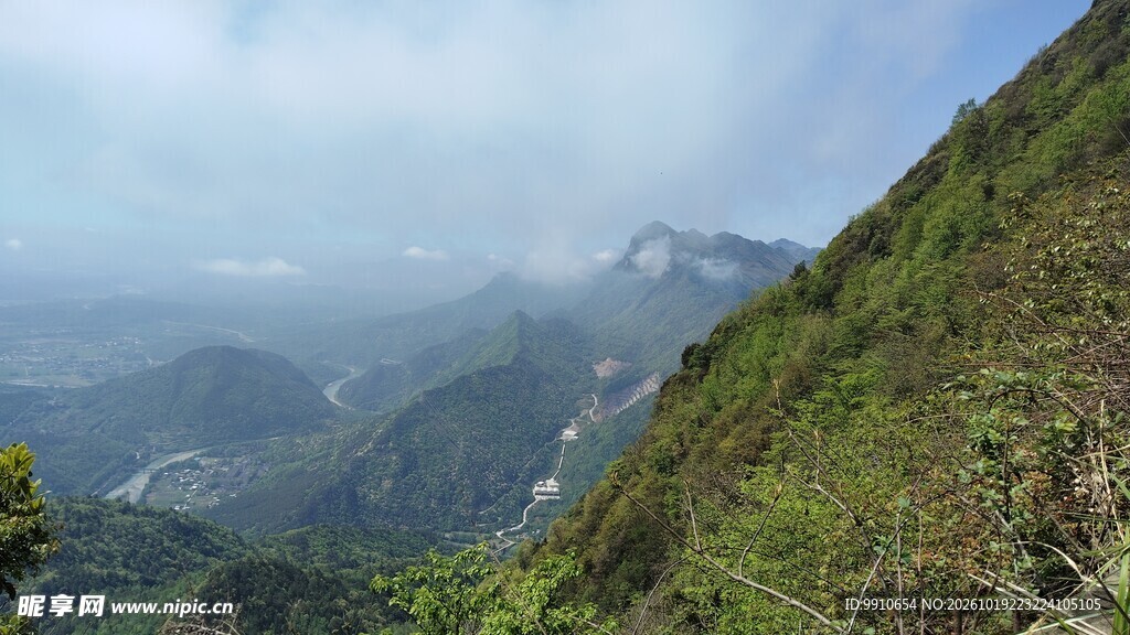山野远眺层叠山景