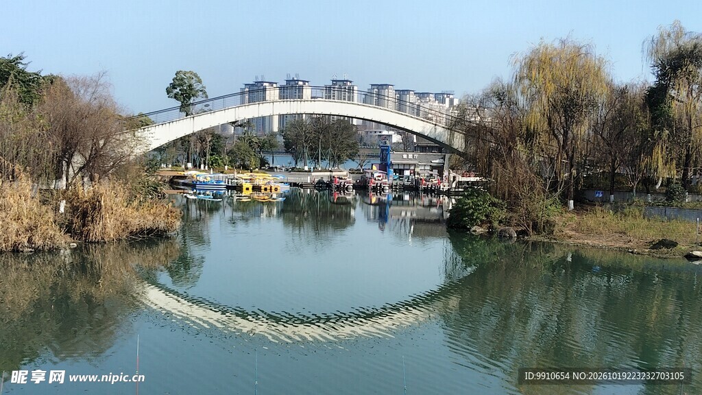 湖面拱桥水景风光