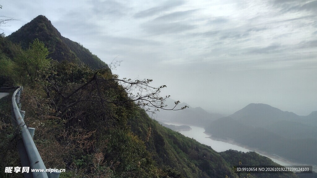山间公路云海山景