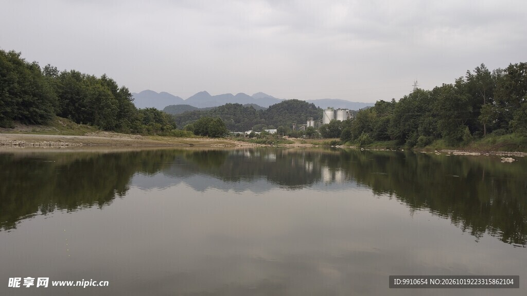 湖畔山水自然风景