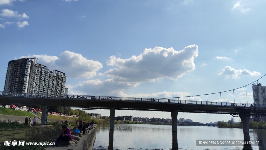 龙形云城市风景