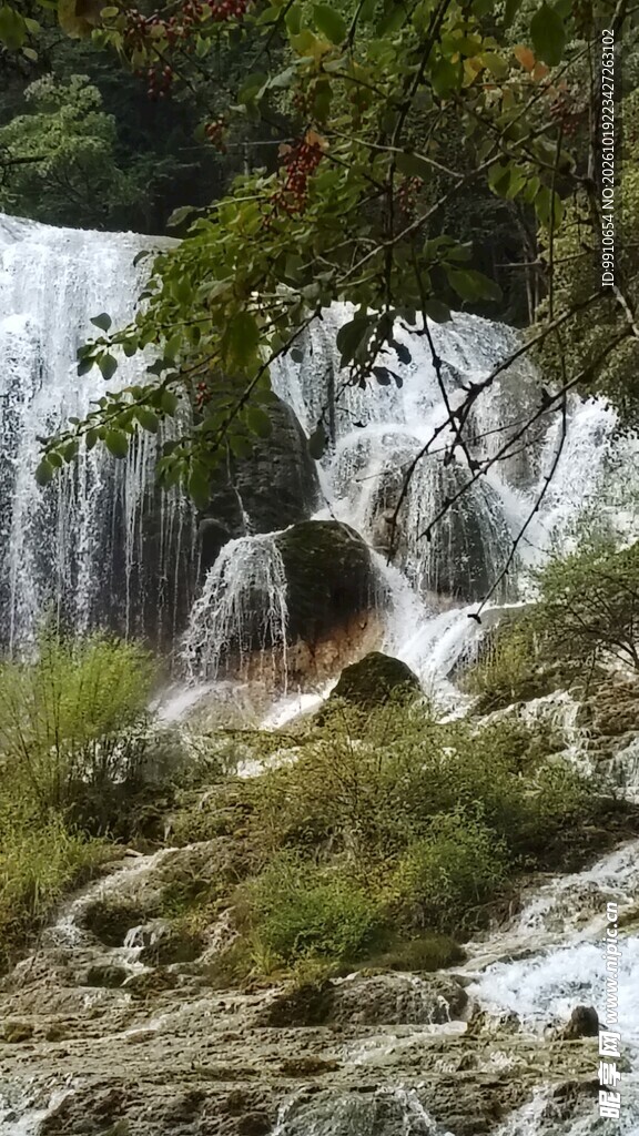 林间飞瀑自然景观