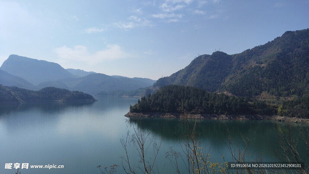山湖静谧自然风光