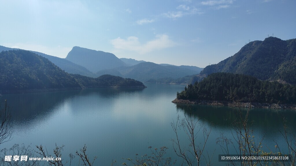 山间静谧湖景风光