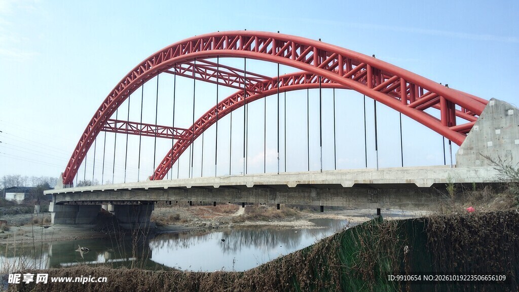红色拱形跨河大桥