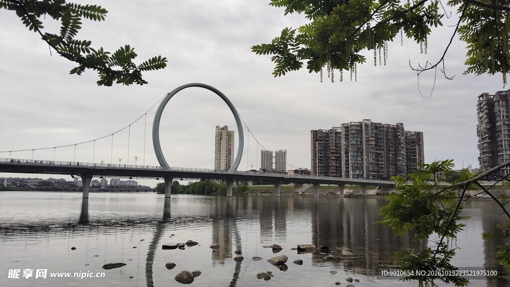 河畔城市地标景观