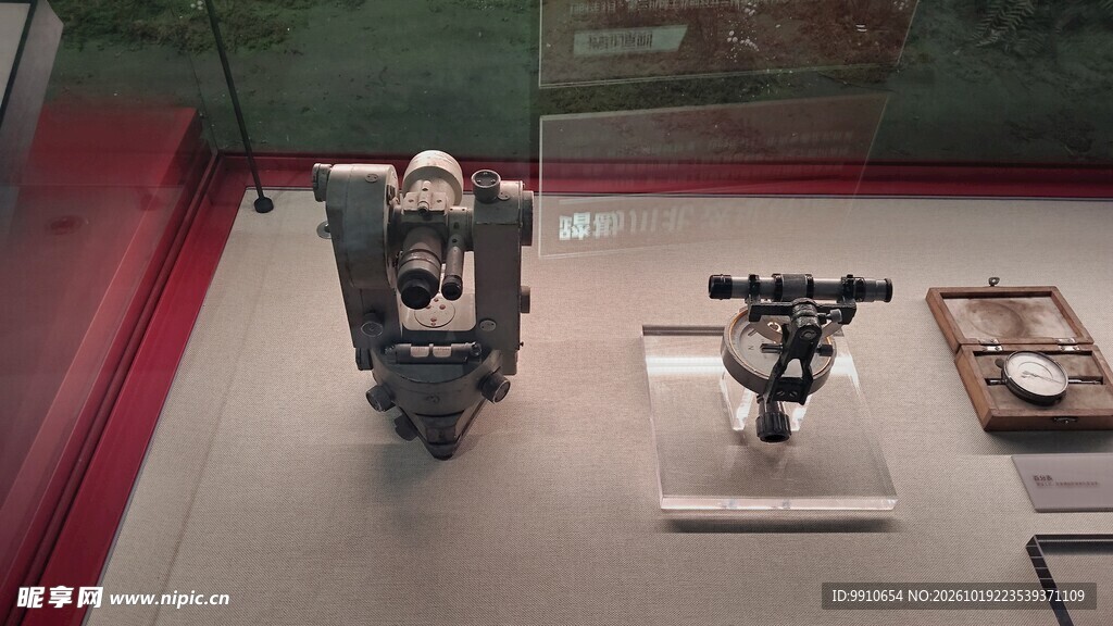 老式测绘仪器展品陈列