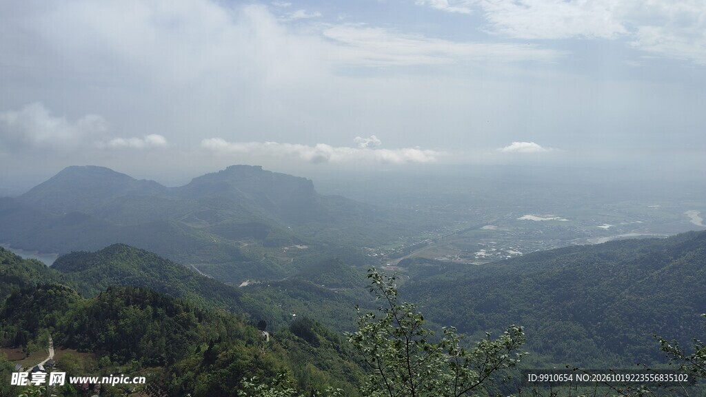 雾霭远山自然风光