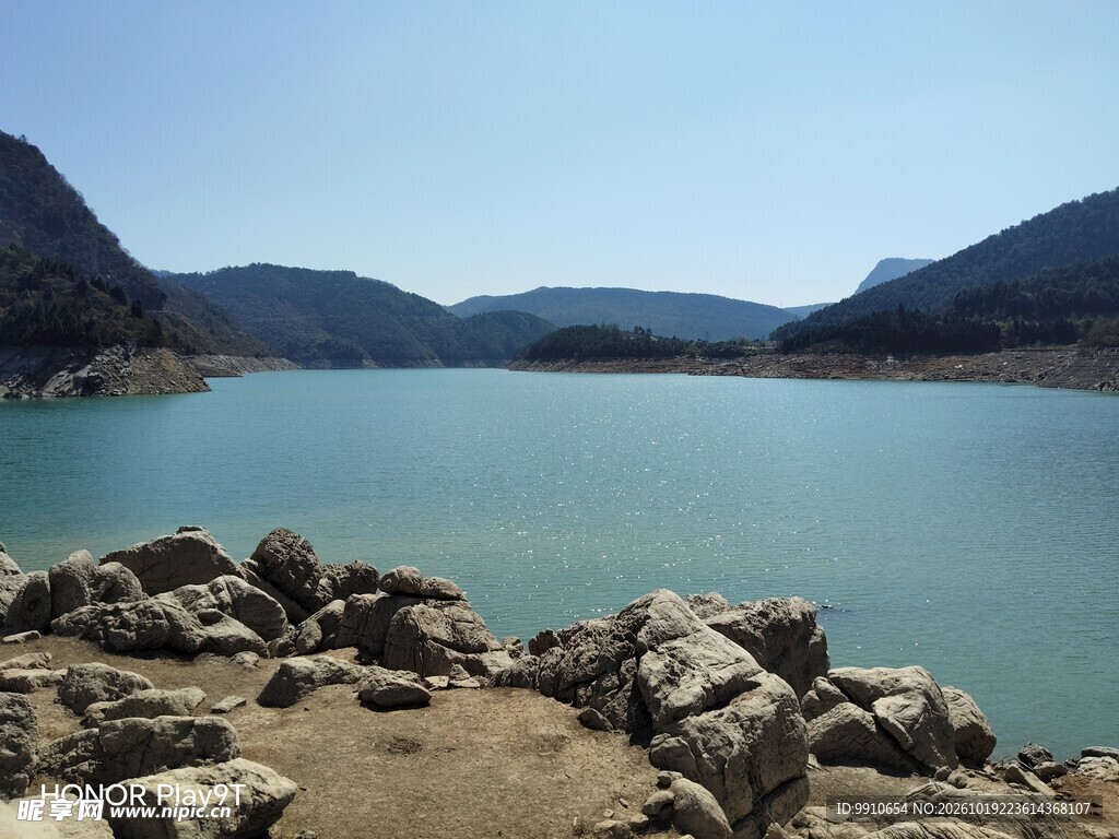 山间碧湖自然风光