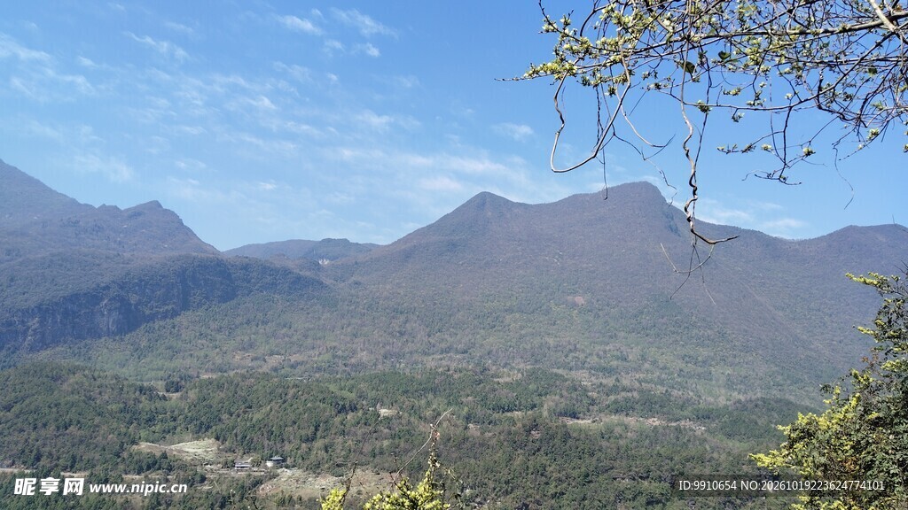 远山晴空郊野风光