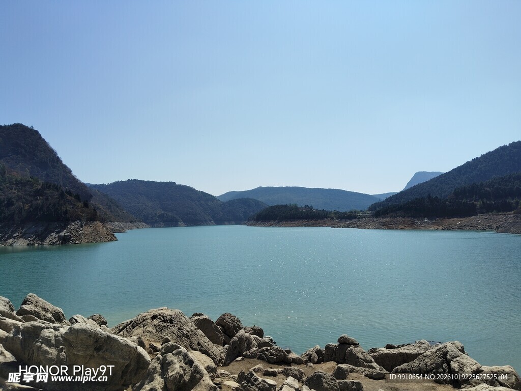 山间碧湖风光