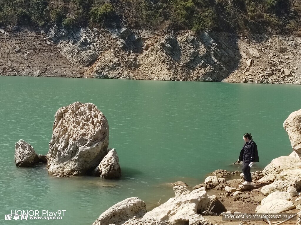 湖畔闲步山水风光