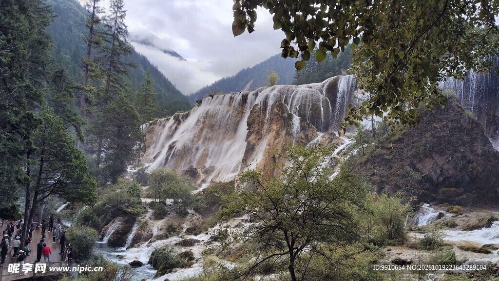 山林瀑布自然景观