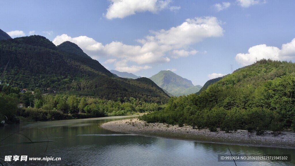 青山河畔自然美景