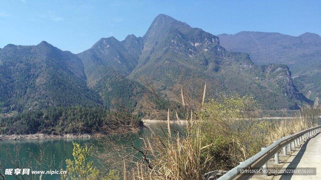 晴日郊野山湖风光