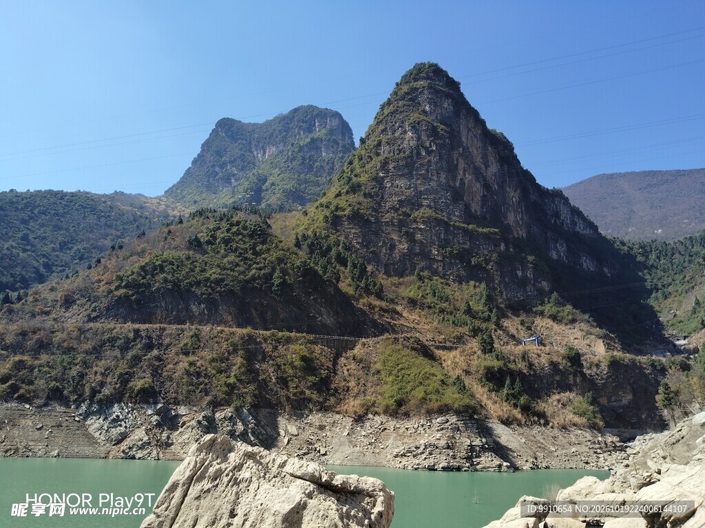 尖峰湖畔山野风光