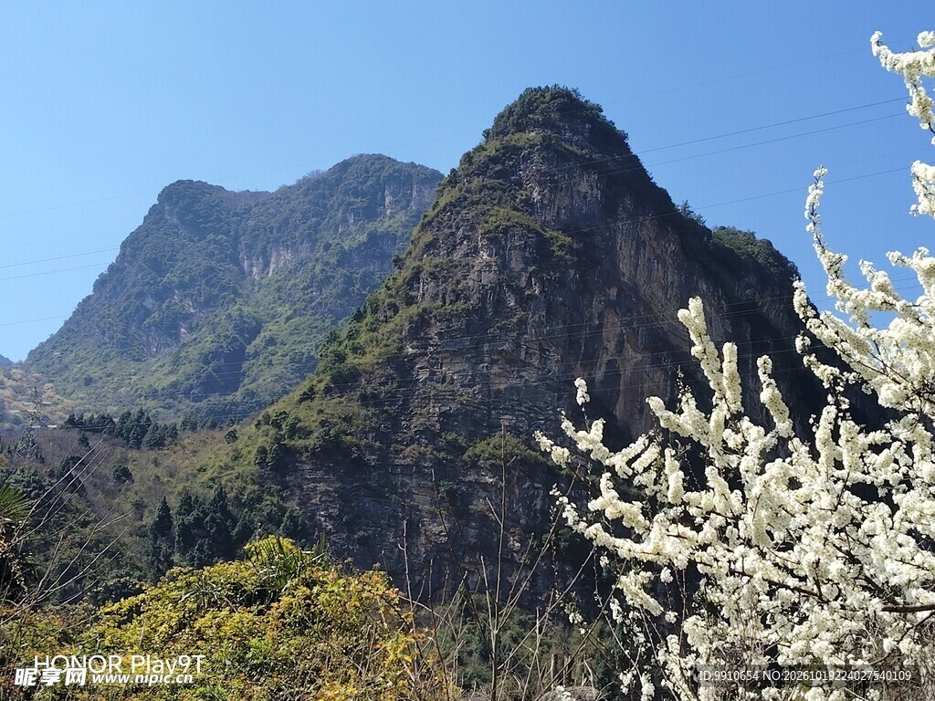 晴日郊野山峰风光