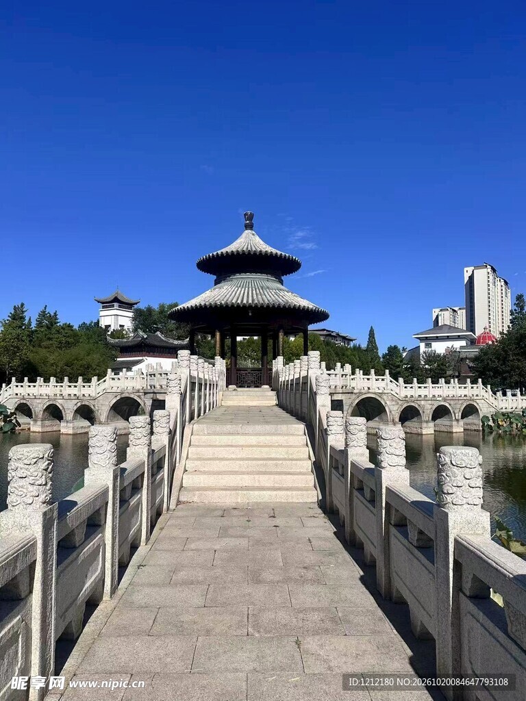 蓝天下的中式亭桥