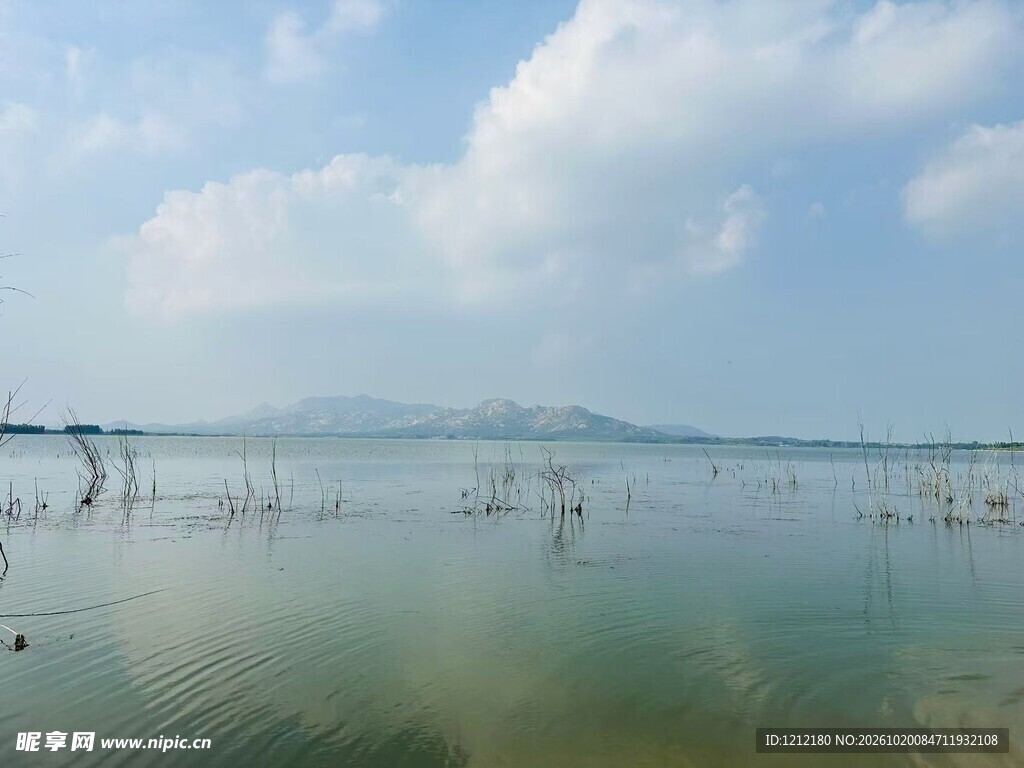 晴空下的平静湖海