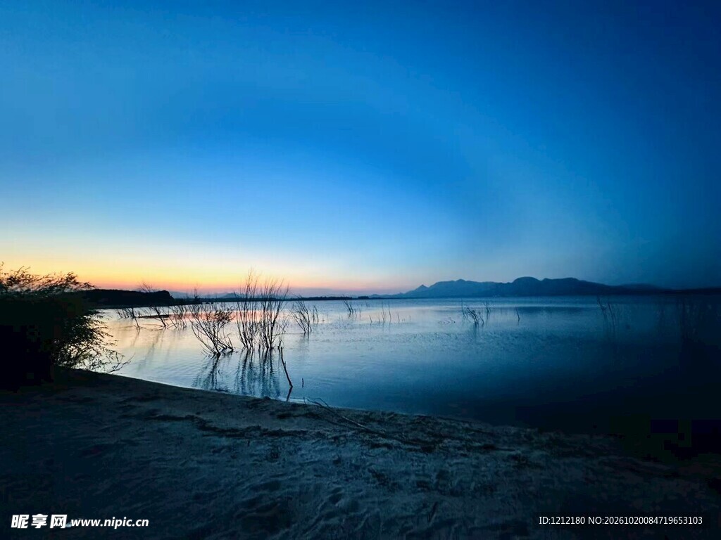 湖畔黄昏蓝调美景