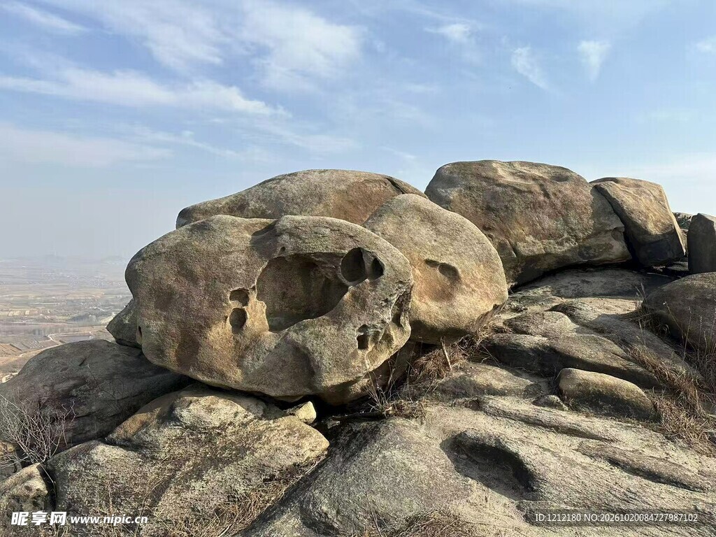 旷野风化岩石景观