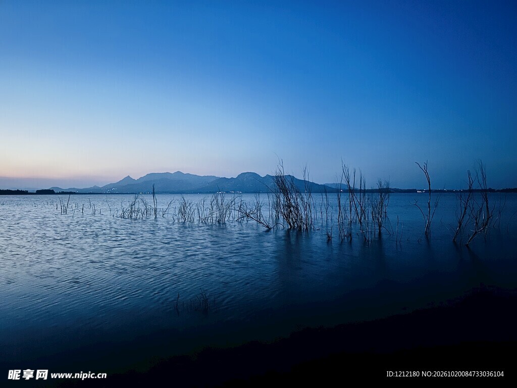 蓝调暮色湖景风光