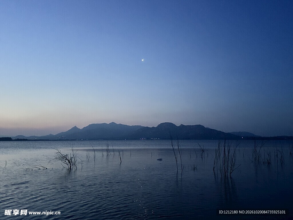 蓝调湖山暮色风光