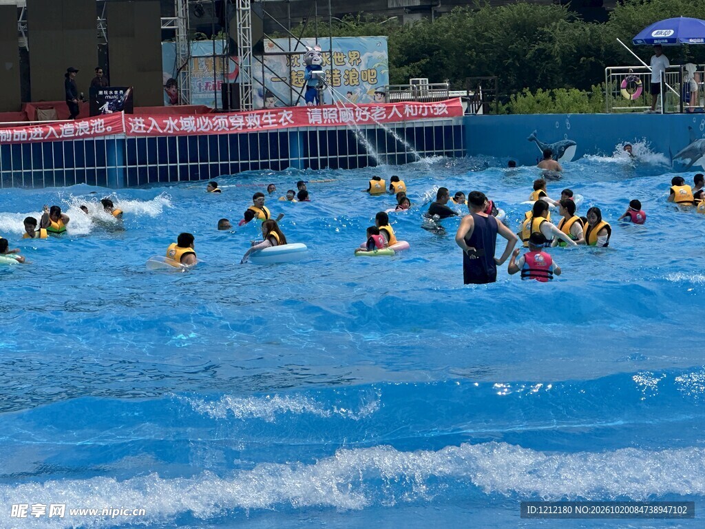 露天泳池戏水场景