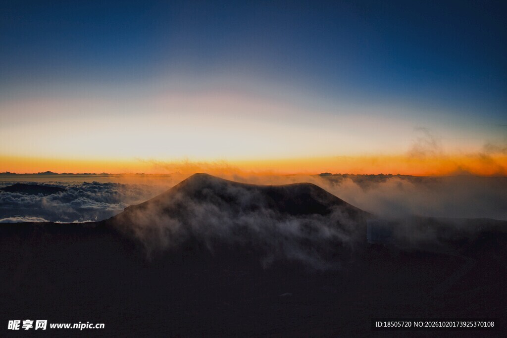 云海山巅日出美景