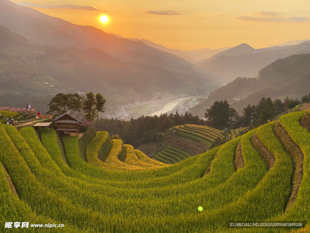 山间梯田日落美景