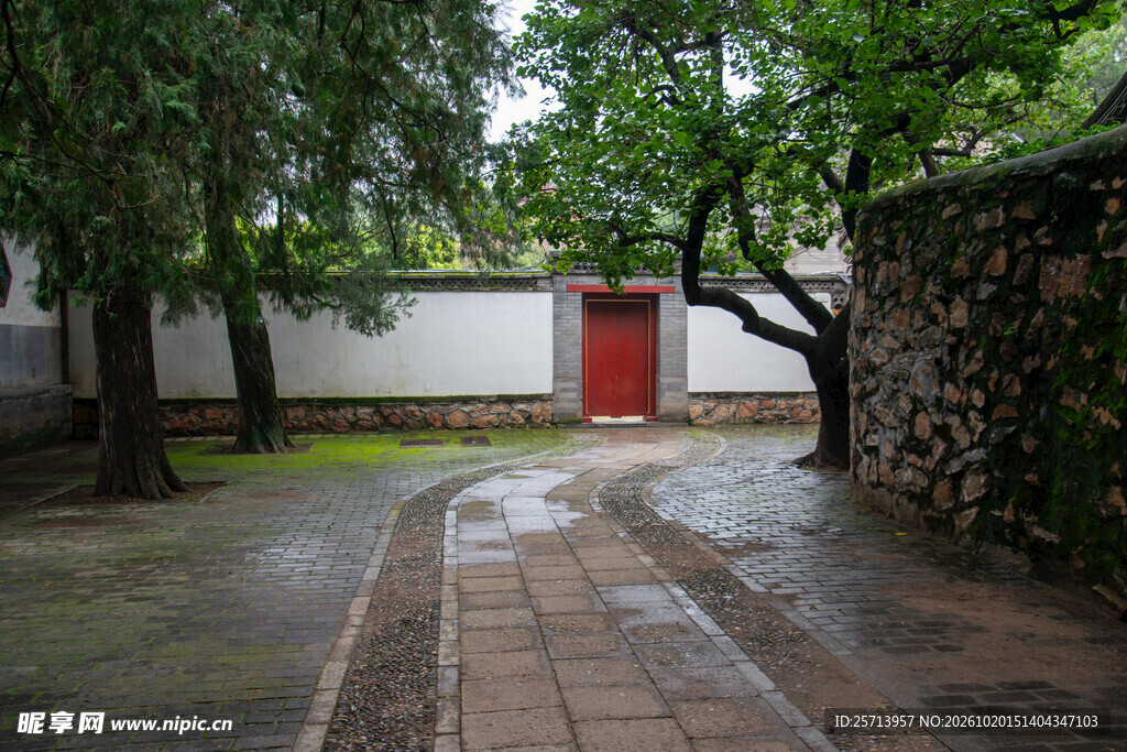 颐和园雨后中式古庭院