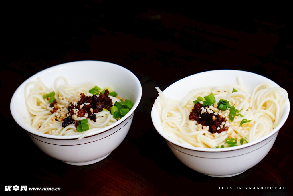 两碗风味面食