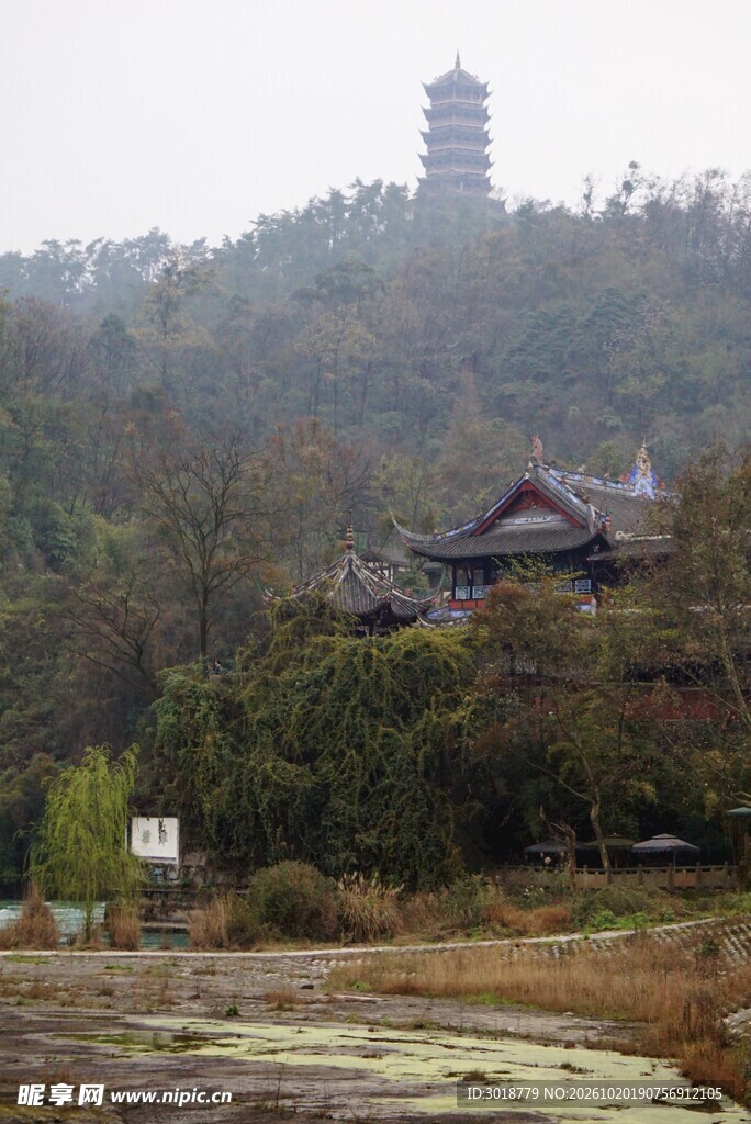 山间古塔古寺雾景