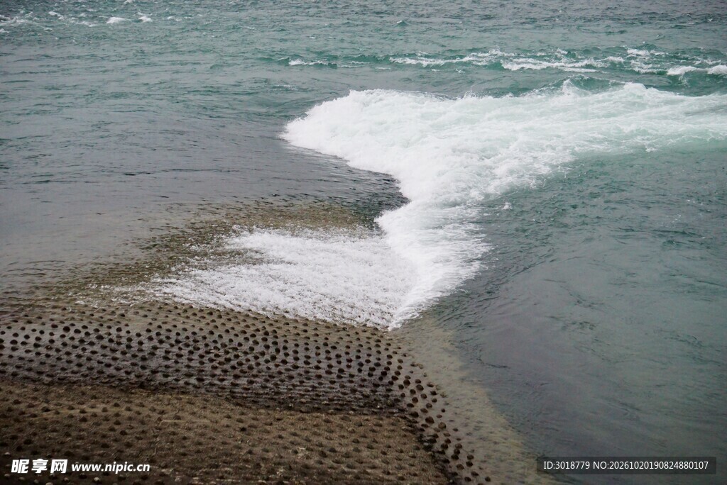 海岸边涌动的浪涛