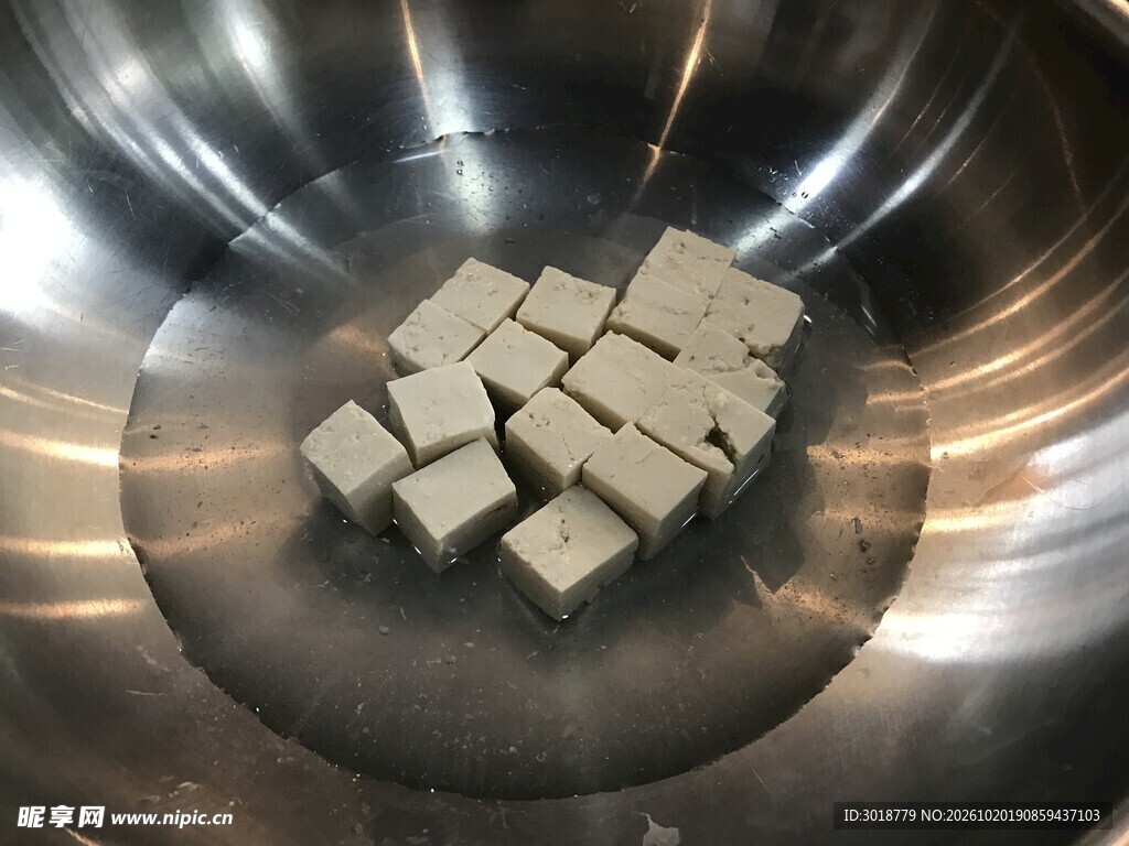 不锈钢容器内的方糖