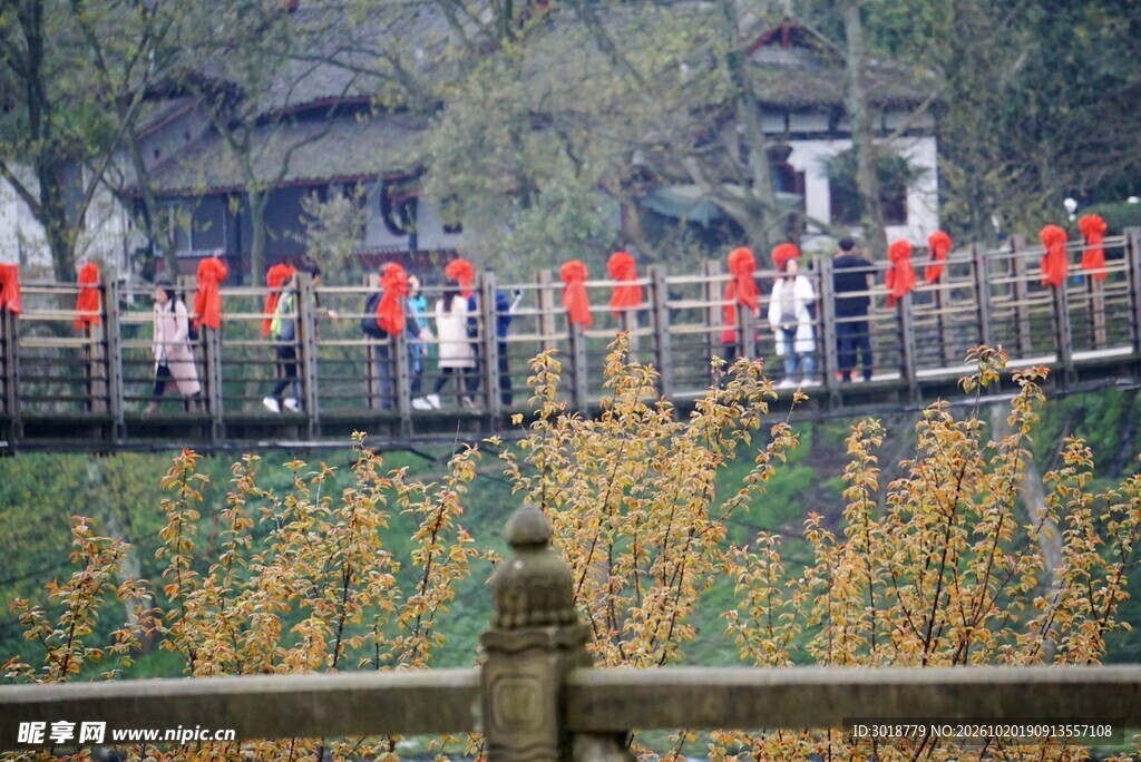 景区廊桥红灯笼秋景